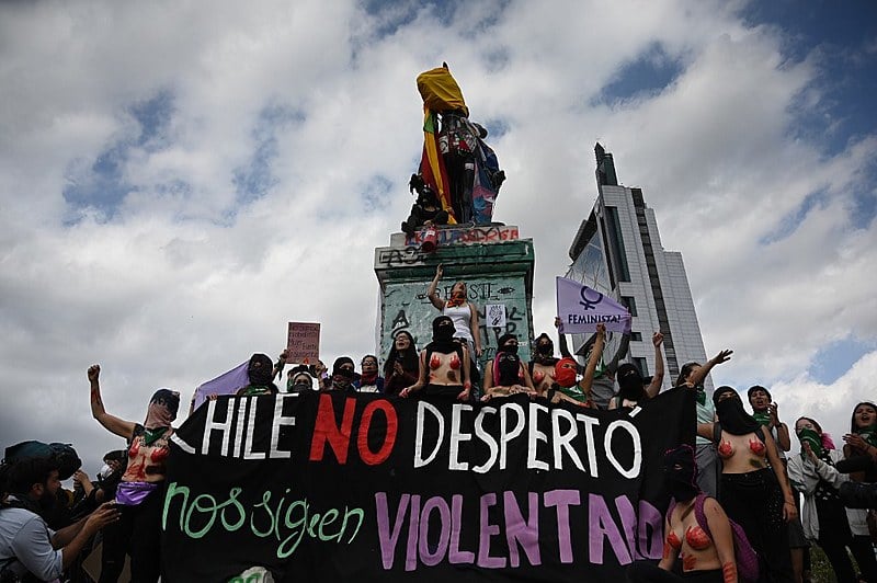 Denúncias de violações sexuais e agressões contra mulheres por parte dos carabineiros cresceram nas última semanas