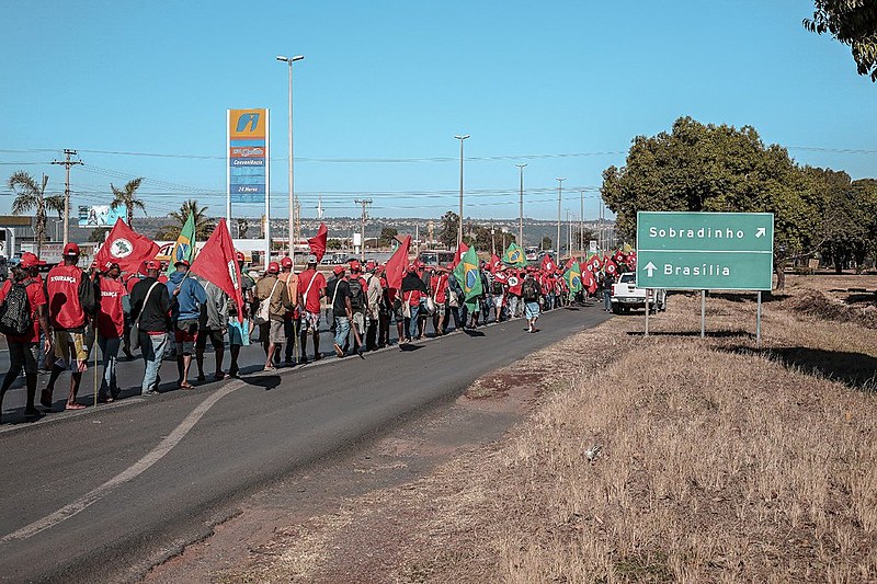 Coluna Liga Camponesas rumo a Sobradinho (DF) na manhã deste domingo (12)