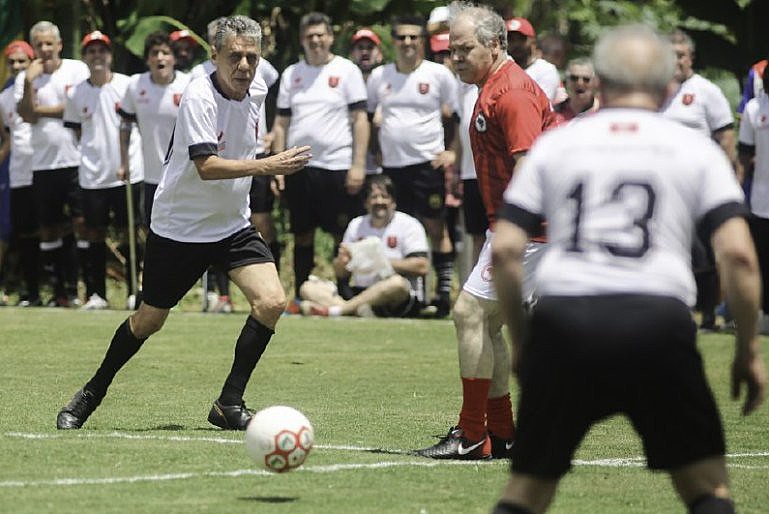 A primeira partida entre os amigos de Chico Buarque contra os Veteranos do MST empatou em 5 a 5