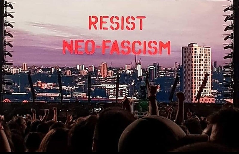Ex-músico da banda inglesa Pink Floyd, Roger Waters manifesta seu apoio à democracia e repúdio ao fascismo durante show