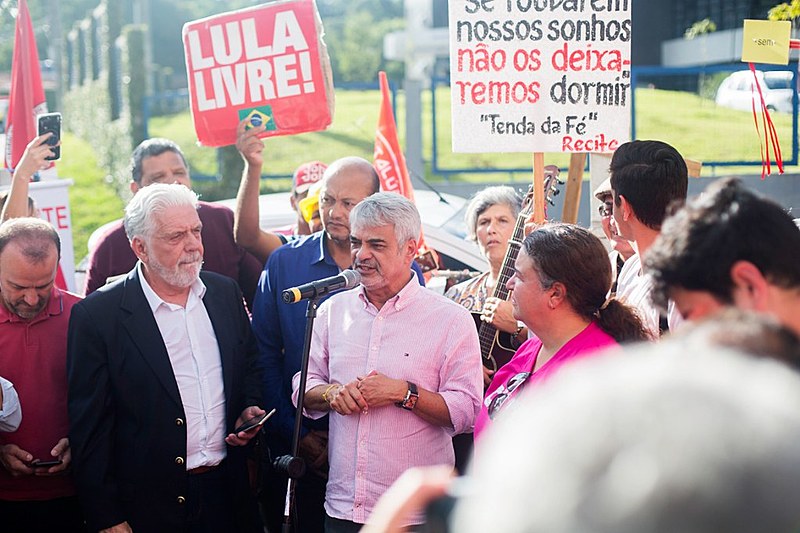 Ato na Vigília Lula Livre reuniu lideranças populares e de partidos de esquerda