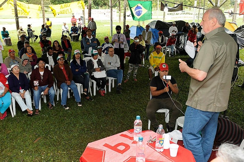 João Pedro Stédile (MST) fala para militantes do movimento durante ato em memória do massacre, em Brasília