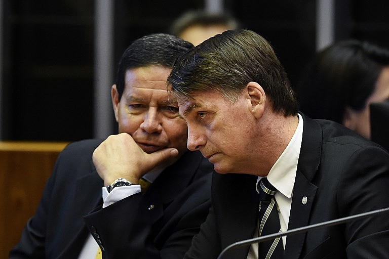 Mourão (esq.), general da reserva e vice-presidente, é considerado um porta-voz do núcleo militar no governo Bolsonaro