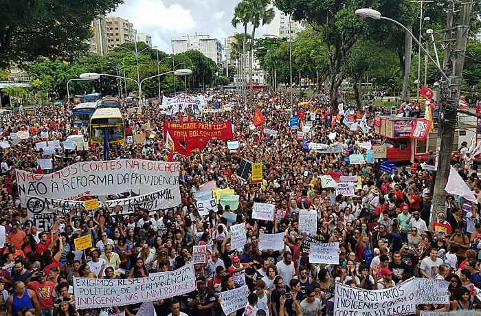 De acordo com a CNTE, mais de 1 milhão de pessoas participaram dos atos neste 15 de maio