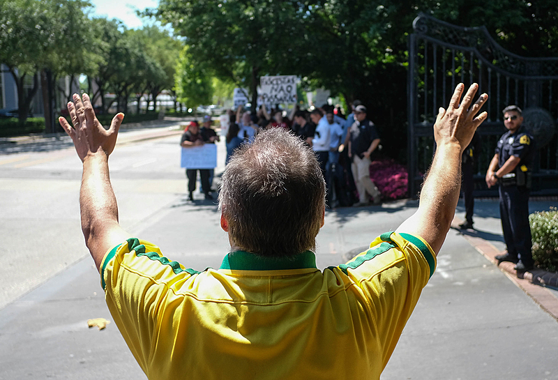 Protestos foram convocados para este domingo (26) em 60 cidades