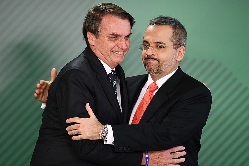 O corte de 30% na verba das Universidades justificou-se pelo Ministro da Educação Abraham Weintraub pela “balbúrdia” nas instituições