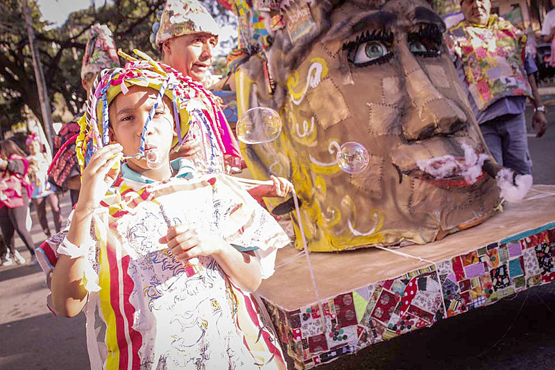 Desfile da Escola de Samba Liberdade Ainda Que Tam Tam, de Belo Horizonte, é formada por pessoas com transtornos mentais.