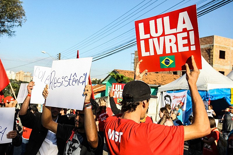 Integrantes da vigília dão o tradicional bom dia ao ex-presidente Lula