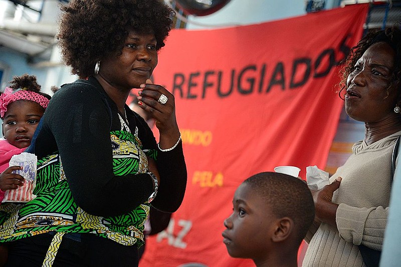 Refugiados do Congo e de outras nacionalidades que vivem no Rio se unem na torcida pela equipe de judocas de refugiados, na sede da Cáritas