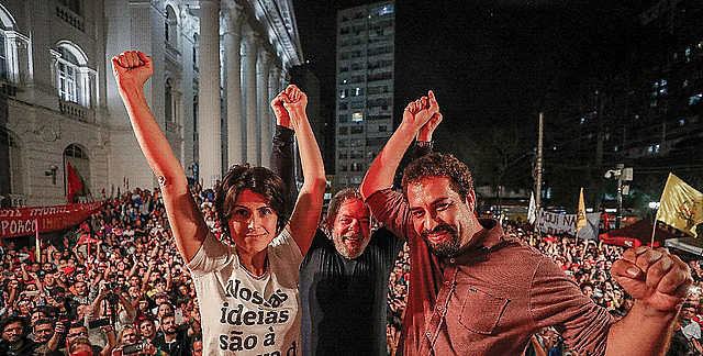 Manuela D'ávila e Guilherme Boulos  ao lado de Lula; candidatos comentaram como governo Temer mostra inaptidão para negociar crise