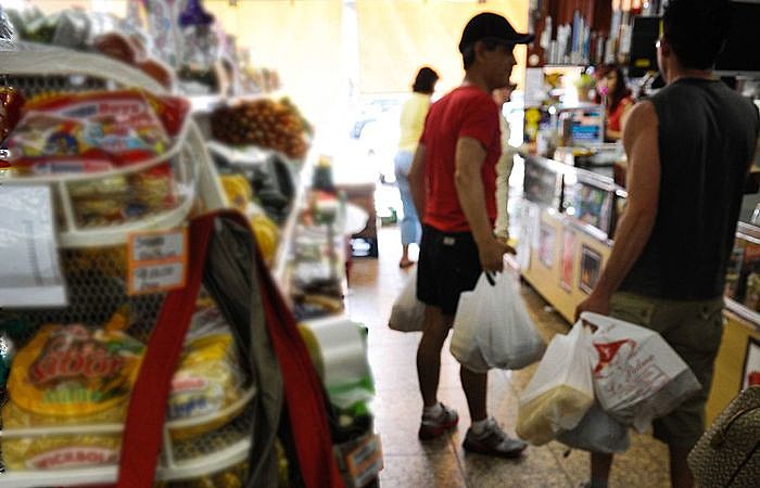 Comerciantes e consumidores deverão se adaptar à nova lei que começa a valer nesta semana