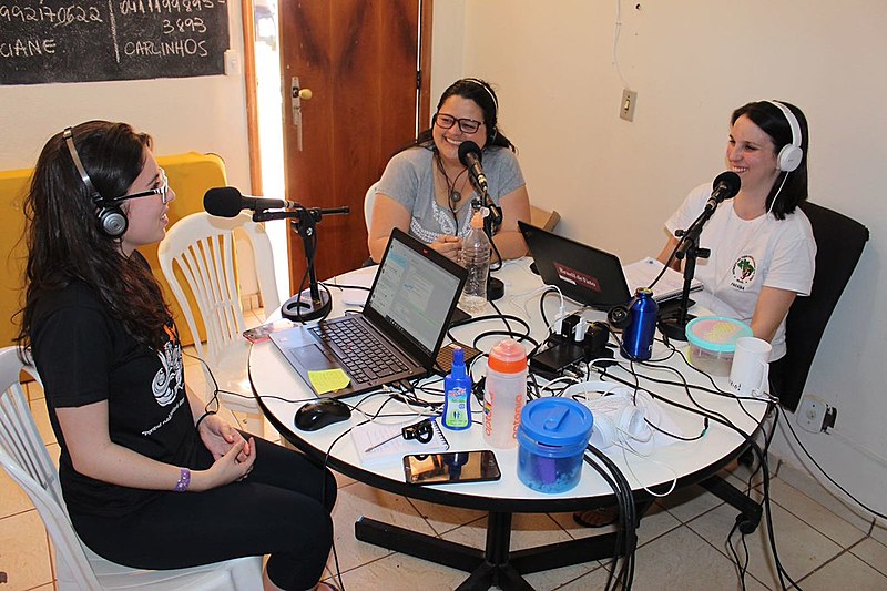 Estúdio montado em Brasília reúne militantes do MST e trabalhadores da Rádio Brasil de Fato
