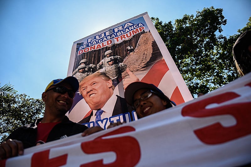 Cartaz contra Trump em uma manifestação realizada em Caracas, capital da Venezuela, na última segunda-feira (04)
