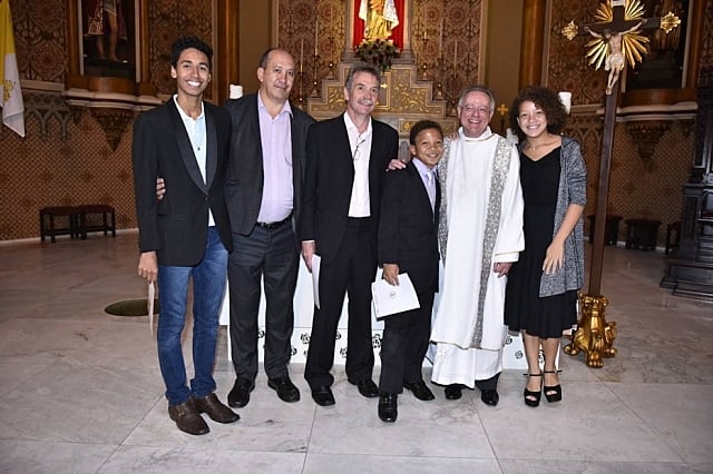 Adolescentes batizados são filhos do casal Toni Reis e David Harrad (2ª e 3ª pessoa à esquerda)