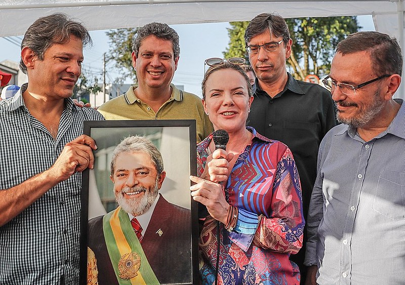 Ao lado de Fernando Haddad, Márcio Pochmann, Renato Simões e Márcio Macedo, Gleisi fala à vigília Lula Livre, em Curitiba