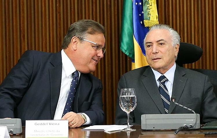 Ex-ministro Geddel Vieira Lima (esq.) é acusado de fazer parte de organização criminosa comandada por Michel Temer (dir.)