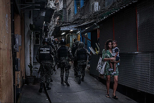 Tropas das Forças Armadas em missão de Garantia da Lei e da Ordem na favela da Rocinha (RJ)