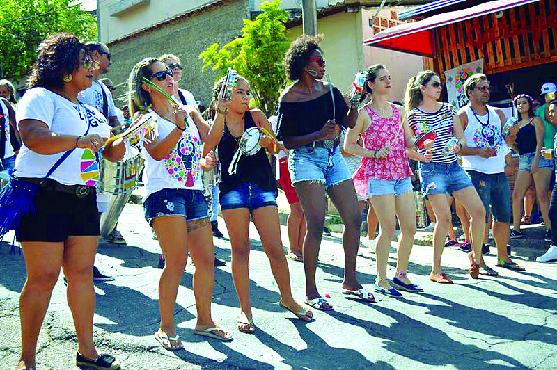 Bloco da Língua sai no bairro São Salvador, em Belo Horizonte