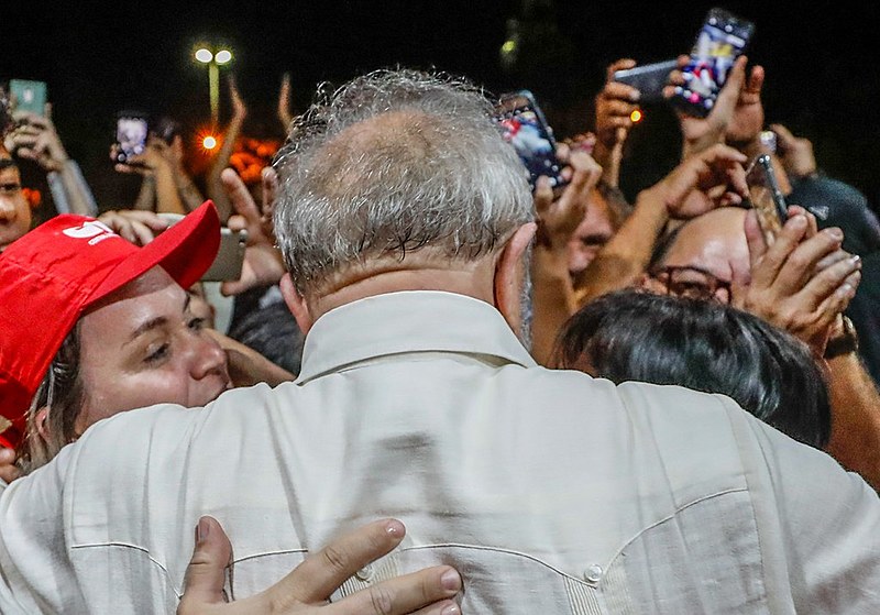 Lula participa de ato político ao lado de apoiadores em fevereiro des ano, dois meses antes de ser detido pela Polícia Federal