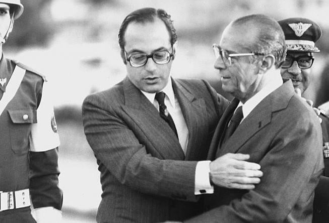 Paulo Maluf, símbolo da corrupção sistemática herdada do regime militar, abraça o último general-presidente, Figueiredo