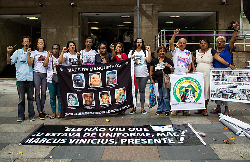 Familiares e parentes de outras vítimas de violência do Estado protestam em frente ao TJRJ