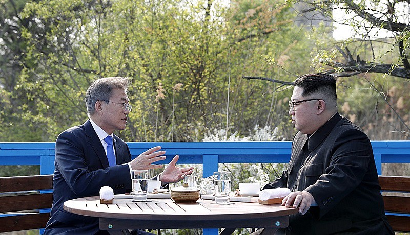 Sul-coreano Moon Jae-in e seu homólogo do Norte, Kim Jong-un, fizeram encontro histórico nesta sexta