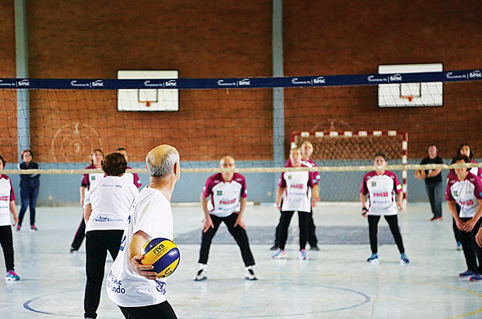 Quadra e bola de vôlei mas regras diferentes no esporte para a terceira idade