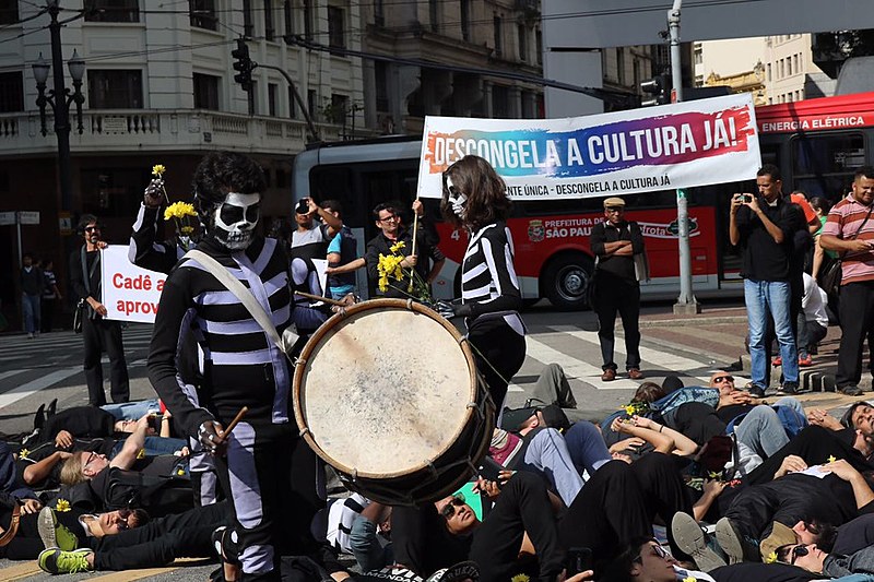 Manifestantes organizaram intervenção artística em frente à Prefeitura, simbolizando a morte da cultura