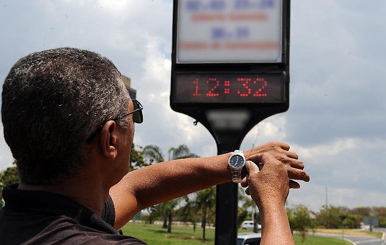 Relógios  devem  ser  atrasados  em  uma  hora  nas  regiões  Sul,  Sudeste  e   Centro-Oeste