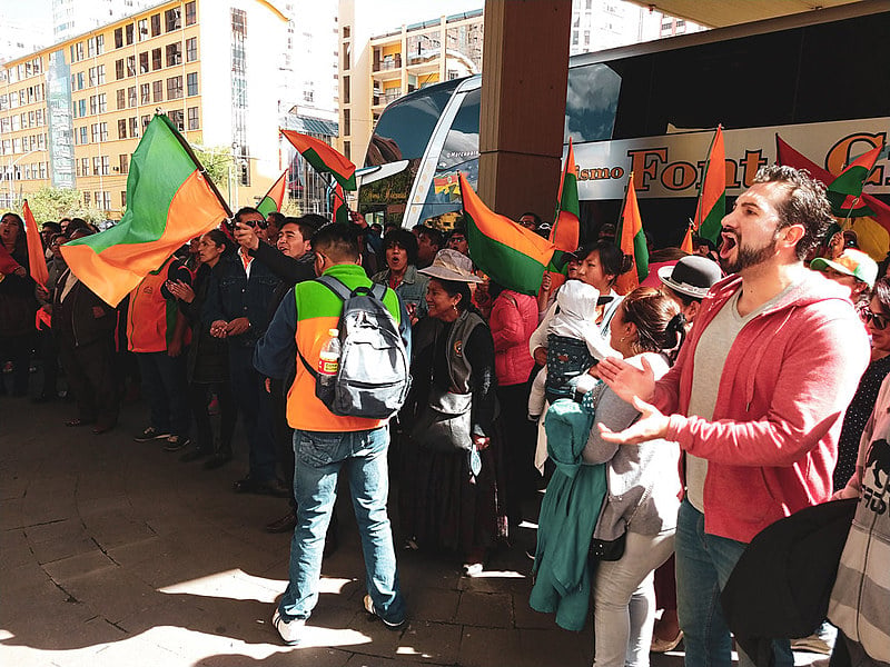 Cerca de 200 eleitores de Carlos Mesa ameaçam invadir hotel em La Paz onde o Tribunal Supremo Eleitoral (TSE) montou um centro de operação
