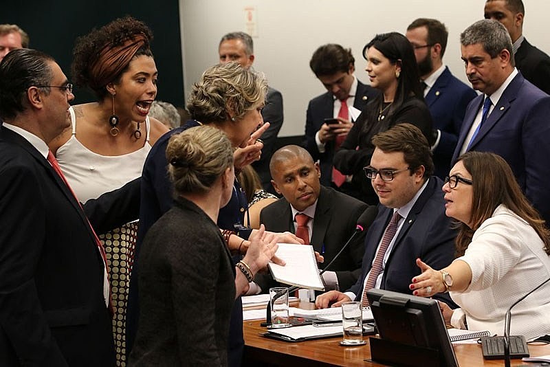 Parlamentares durante debate sobre a reforma da Previdência na Câmara dos Deputados