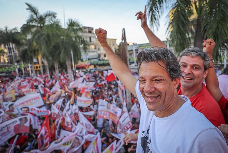 Fernando Haddad e Lindbergh Farias em comício na cidade de Nova Iguaçu