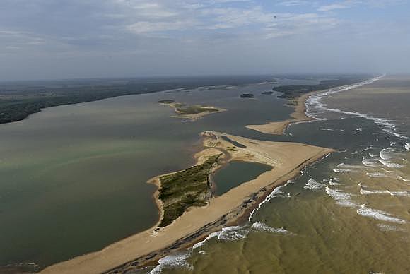 A lama vinda das barragens da Samarco seguem ao longo do leito do Rio Doce em direção à sua foz, em Linhares (ES)