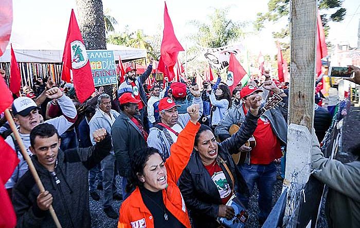 Durante o “Bom Dia Presidente Lula” desta manhã, as diversas brigadas populares do MST no Paraná se enfileiraram