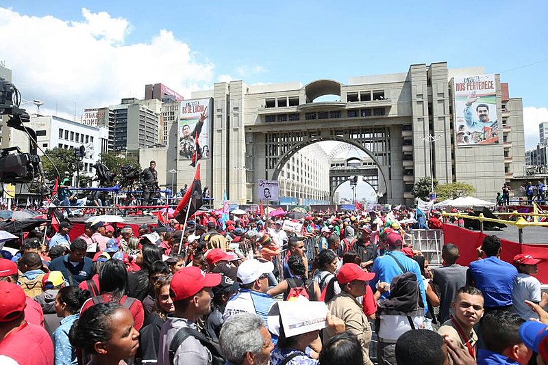 População se reúne em frente ao Conselho Nacional Eleitoral para prestar apoio ao presidente Maduro