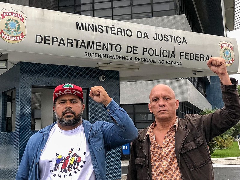 Dirigentes do MST [esq.] e do sindicato [dir.] em frente à PF, em Curitiba