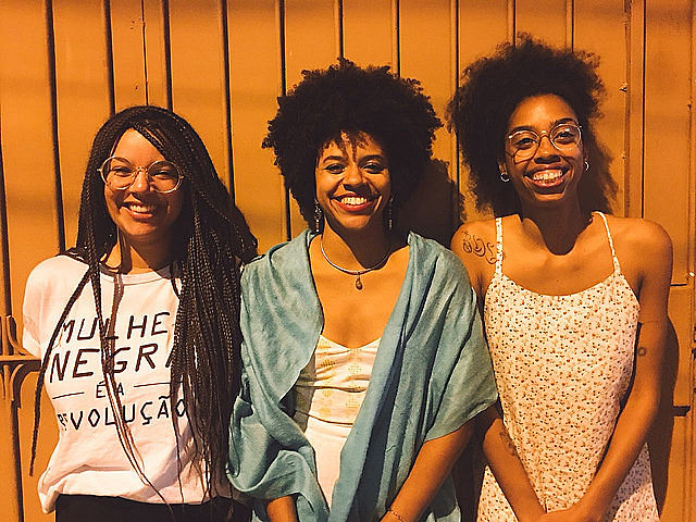 La directora Débora Britto y parte del equipo, Safira Moreira, directora de fotografía y Gabriela Palha, responsable por el audio