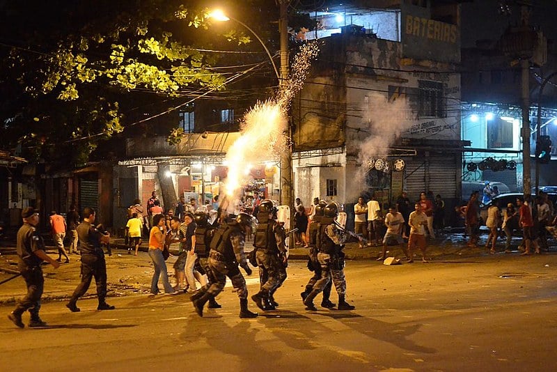Polícia e manifestantes entram em confronto durante protesto contra a desocupação e demolição de imóveis na Favela do Metrô-Mangueira (RJ)