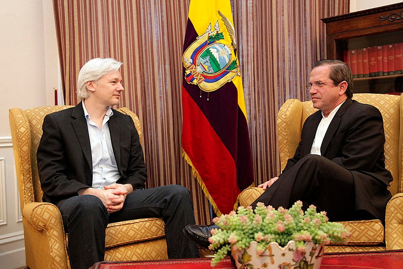 2013: O chanceler equatoriano Ricardo Patiño (direita) e Julian Assange (esquerda) em reunião na embaixada do Equador em Londres