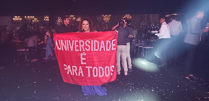 Luciana fez manifestação em seu baile de formatura no curso de Direito