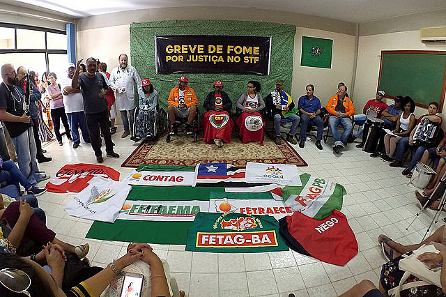 Huelguistas y personas que los apoyan durante acto realizado este domingo (19), en Brasilia (DF)