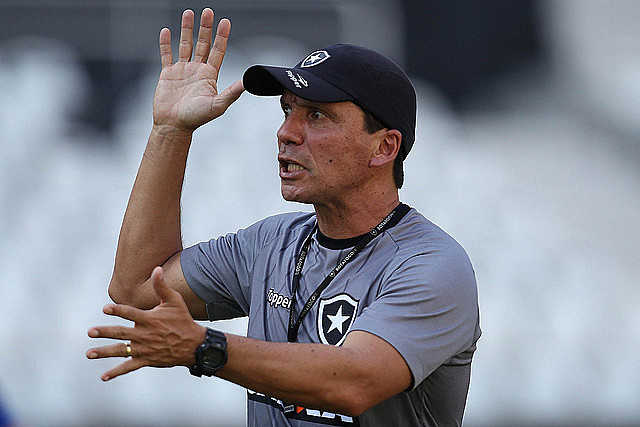 Técnico Zé Ricardo vem fazendo o que pode para fazer o Botafogo jogar bem