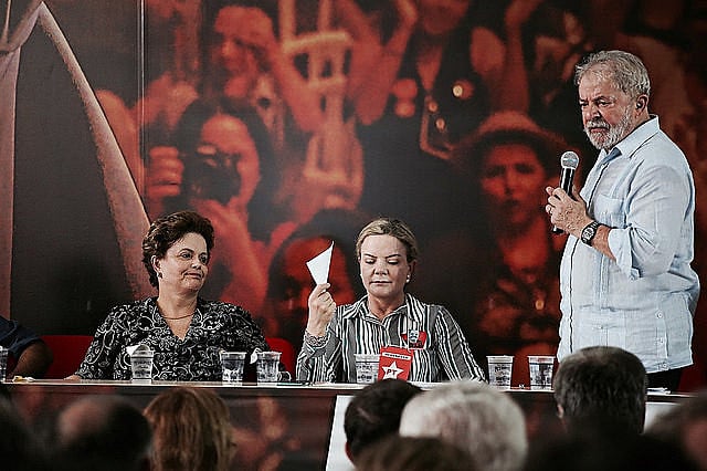 Lula afirmó que su candidatura no depende apenas de él, pero que sólo tiene sentido si se pone "al pueblo brasileño en movimiento"