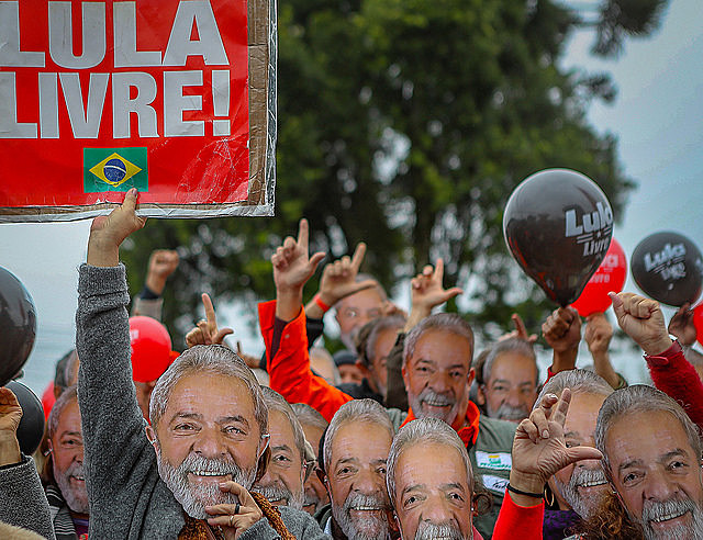 Militantes de la Vigilia Lula Libre, en Curitiba, mantienen campamento permanente por la libertad del ex presidente