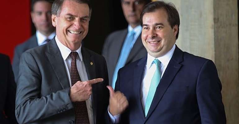 Jair Bolsonaro (esq.) e o presidente da Câmara, Rodrigo Maia (dir.)