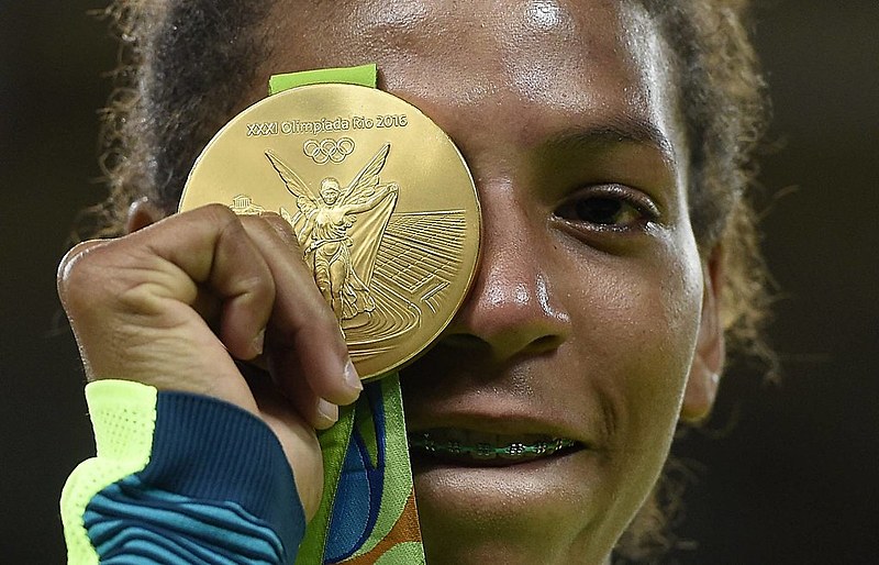 Rafaela Silva exibe medalha de ouro no judô