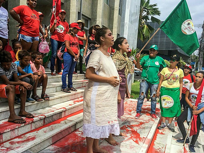 Intervenções teatrais sobre temas que impactam a vida das mulheres são retratados nas manifestações deste 8 de março