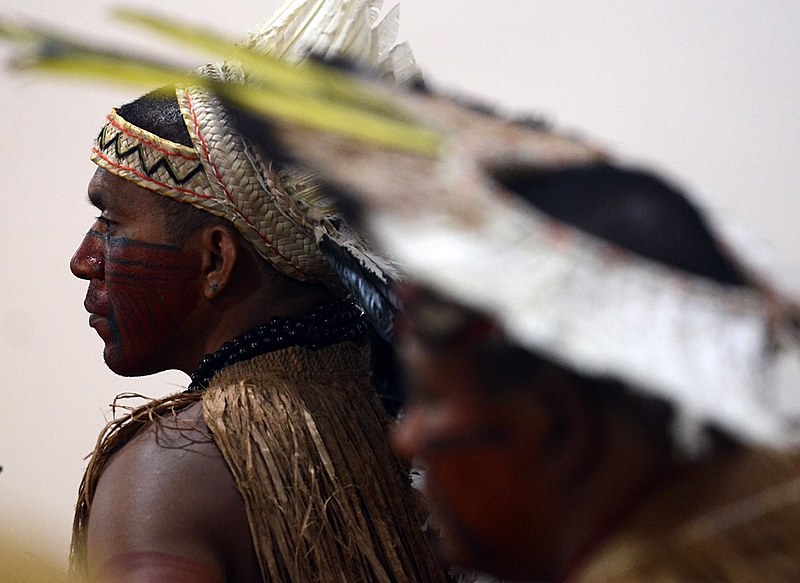 Indígenas participam de protesto, em Brasília, contra o desmatamento ilegal da floresta amazônica