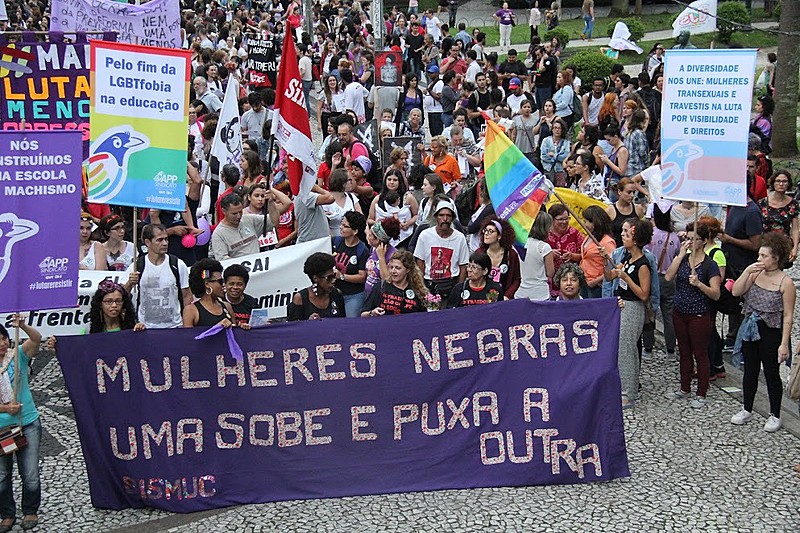 Protesto começou na praça Santos Andrade, no centro de Curitiba