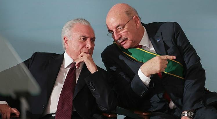 Osmar Terra (esq.) cortou recursos do Bolsa Família como ministro de Temer (esq.)